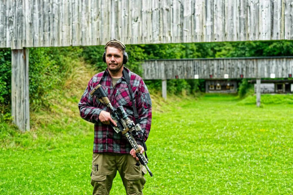 Ausbilder mit Waffe Low Ready