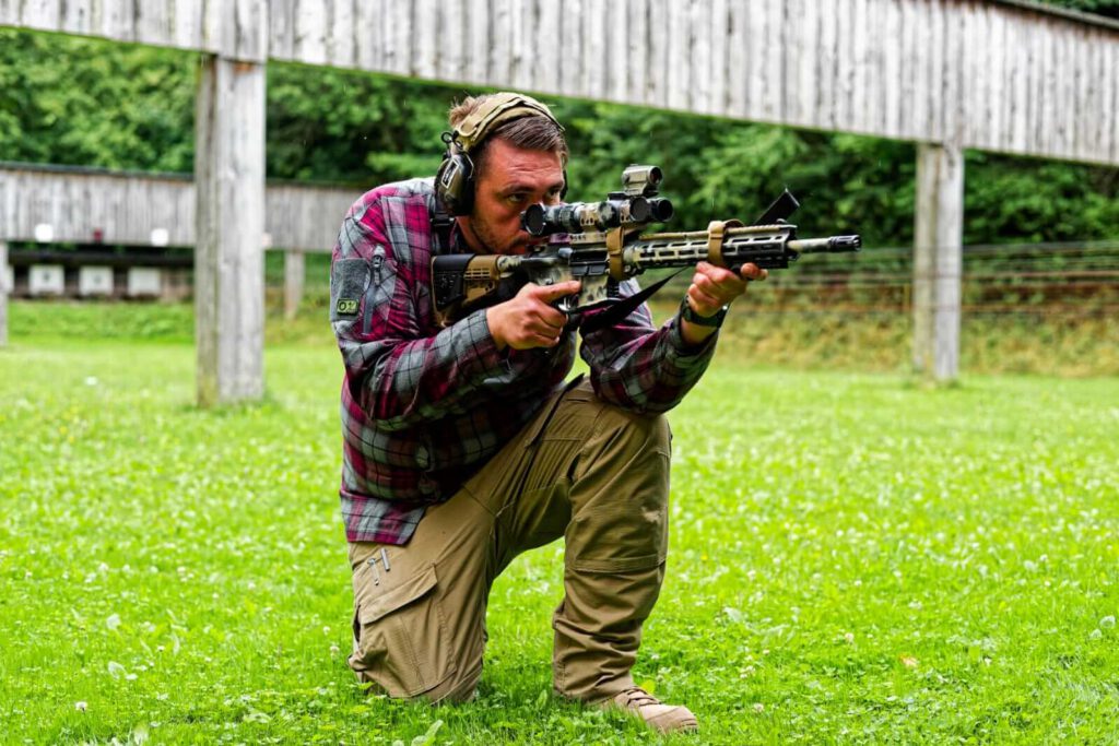 Ausbilder mit Waffe